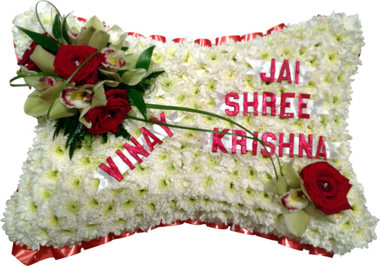 Pillow White & Red Wreath